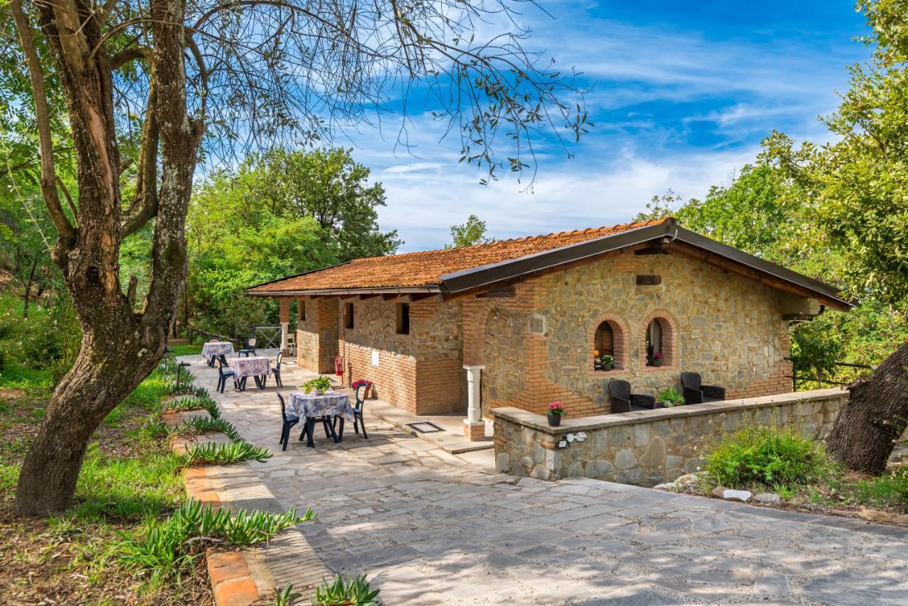 Ippotur Medieval Resort Castelnuovo Magra Exteriör bild